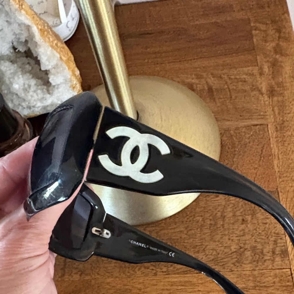 CHANEL Black Sunglasses with pearl logo. - Picture 3 of 4